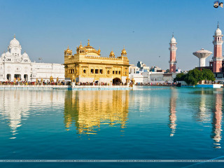 Large water building people boat - the middle of the water free wallpaper
