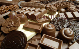 Chocolate candy table flower topped - free valentines wallpaper for desktop