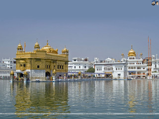 Large body of water building - it in front free wallpaper