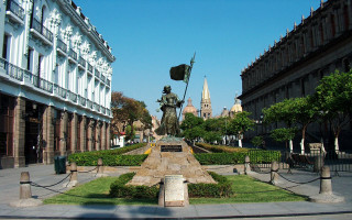 Statue man flag courtyard fountain - maya free wallpaper