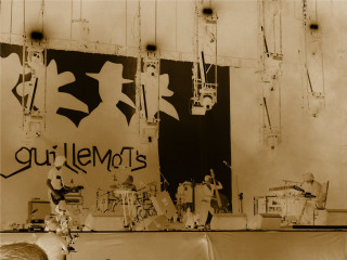 Man guitar graffiti wall standing - graffiti free wallpaper