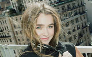 Woman purse balcony buildings city - a purse free wallpaper