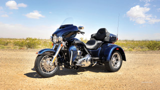 Blue motorcycle dirt road desert - a blue motorcycle free wallpaper