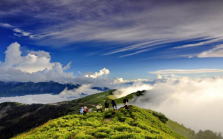 Group people hillside lush green - a lush green hillside free wallpaper