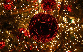 Christmas tree red ball lights 4 - a christmas tree free wallpaper