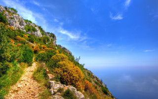 Rocky cliff trail water background - a trail free wallpaper