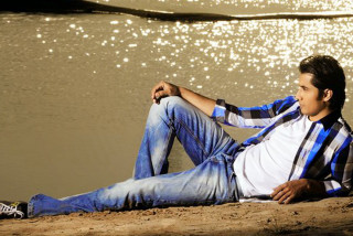 Man sitting sand water feet - his foot free wallpaper for desktop