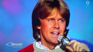 Man microphone blue background blue - a blue screen free wallpaper