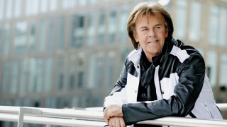 Man leaning rail building background - kitsch movement free wallpaper