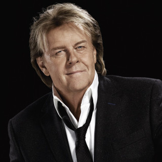 Man suit tie posing hands 4 - plasticien free wallpaper for tablet