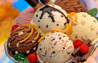 Bowl of ice cream with - chocolate free wallpaper