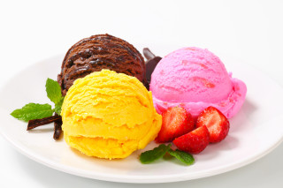 Ice cream strawberries dessert plate - byeon sangbyeok free wallpaper