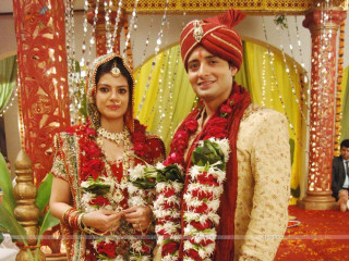 Man woman indian attire posing 3 - a stage free wallpaper