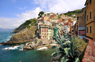 Coastal town cliff house view - the cliff free wallpaper