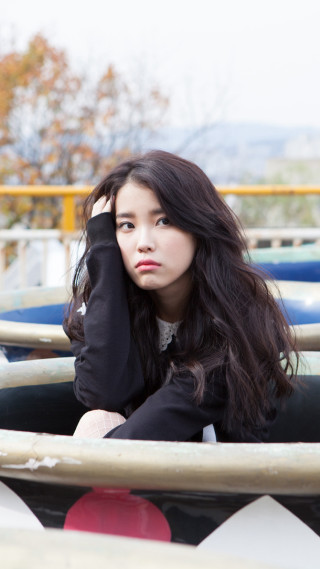 Woman boat serious hand on - a boat free wallpaper for mobile