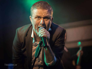 Man singing suit microphone stage 2 - boleslaw cybi free wallpaper