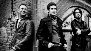 Men group brick wall doorway - art brut free wallpaper for desktop