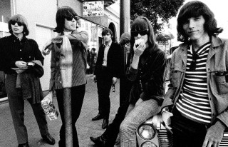 Group people sidewalk car building - don eddy free wallpaper