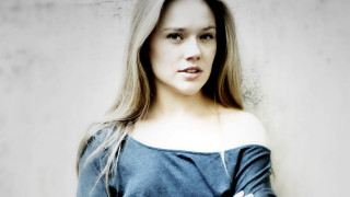 Florianne becker leesha hannigan blue - a blue shirt free wallpaper