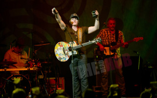 Man guitar stage musicians concert - color free wallpaper