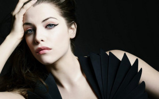 Woman black dress fan head - her head free wallpaper