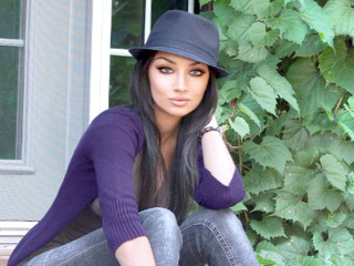 Woman sitting hat jeans purple - the ground free wallpaper