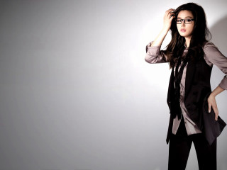 Woman glasses posing picture hands - byeon sangbyeok free wallpaper