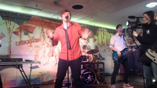 Man singing microphone band instruments - zabrocki free wallpaper