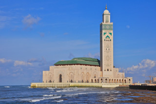 Large building clock tower ocean - farid mansour free wallpaper