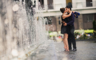 Couple hugging fountain water buildings - free love wallpaper for desktop