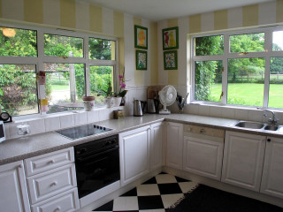 Kitchen checkered floor black white - cubist free wallpaper