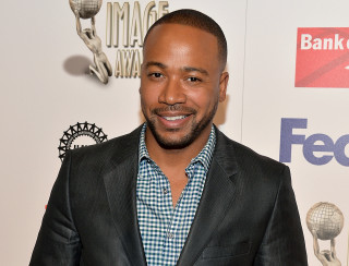 Man suit smiling red carpet - earl moran free wallpaper