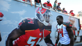 Man football uniform walking street - turnaround free wallpaper