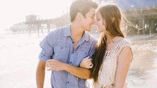 Man woman kissing smiling ocean - ben thompson free wallpaper