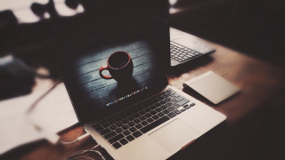 Laptop coffee wooden desk blurry - a laptop computer free wallpaper