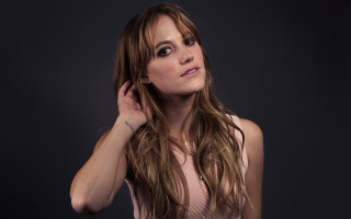 Woman long hair posing hand 18 - profile picture free wallpaper