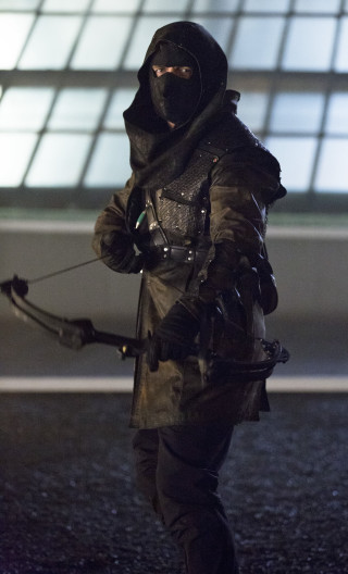 Man black outfit bow arrow 6 - free dark wallpaper for mobile