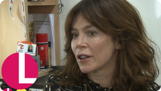 Woman long hair talking room - a pink circle free wallpaper