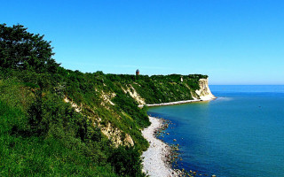 Cliff lighthouse ocean grassy hill 2 - a grassy hill free wallpaper