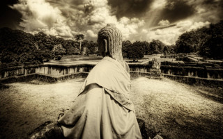 Statue person white robe sitting - a statue of a person free wallpaper