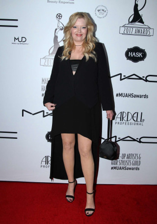 Woman black dress red carpet 4 - free dark wallpaper for mobile