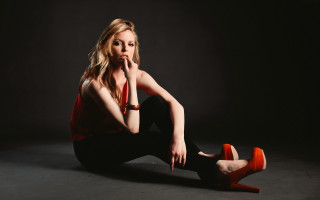 Woman sitting ground hand chin - contemporary fashion free wallpaper