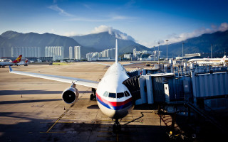 Jetliner airport tarmac terminal mountain - a large jetliner free wallpaper