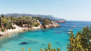 Beach boats hill trees bushes - a hill in the background free wallpaper