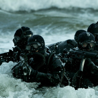 Scuba divers water gun helmet - free beach wallpaper for tablet