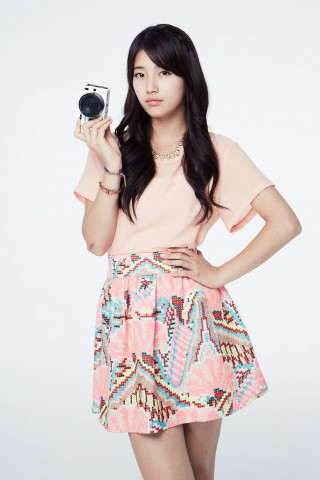 Woman camera pink dress polaroid - a pink top free wallpaper for mobile