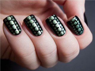Black green manicure holding green - iridescent accent free wallpaper