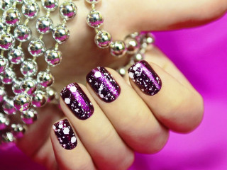Woman hand purple silver manicure - iridescent accent free wallpaper