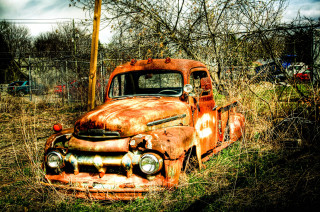 Old rusty truck field grass - free retro wallpaper
