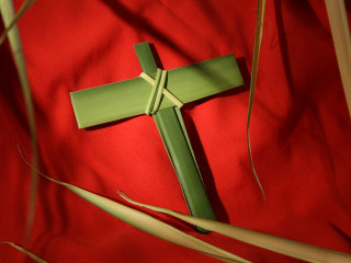 Green paper cross red background - orphism free wallpaper